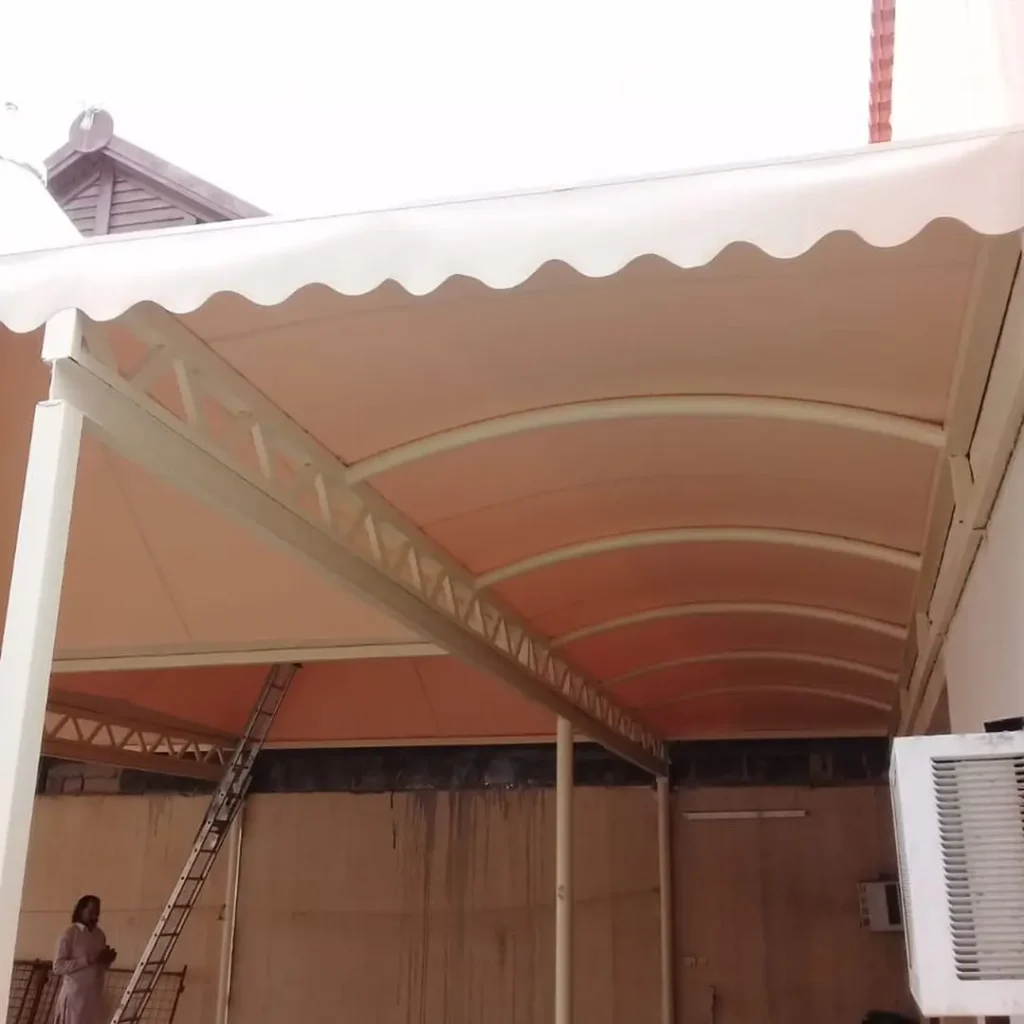 فني تركيب مظلات قماش في القطيف